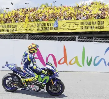  ?? CIAMILLO ?? Il muro giallo dei tifosi di Valentino Rossi, 36 anni, durante l’ultimo GP della Catalogna, a Barcellona