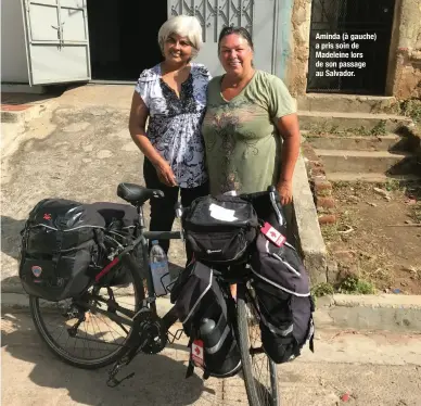  ??  ?? Aminda (à gauche) a pris soin de Madeleine lors de son passage au Salvador.