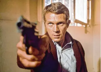  ?? Foto: Bert Reisfeld, dpa ?? Steve McQueen spielte häufig den einsamen Kämpfer – so wie hier 1968 in „Bullit“.