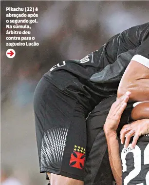  ??  ?? Pikachu (22) é abraçado após o segundo gol. Na súmula, árbitro deu contra para o zagueiro Lucão