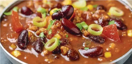  ?? FOTO: FOTOLIA ?? Nicht bloß an Karotten knabbern: Dieses vegane Chili kommt ohne Fleisch aus.