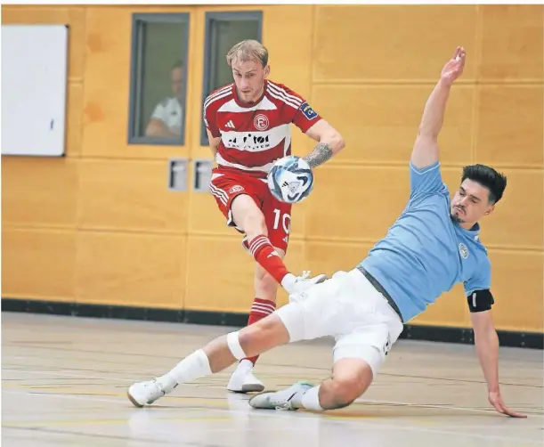  ?? FOTO: RALPH-DEREK SCHRÖDER ?? Marco Hudacek schießt auf das Tor. Der Fortune sorgte für die 2:0-Führung.