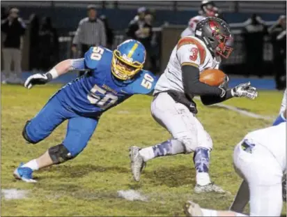  ?? GENE WALSH — DIGITAL FIRST MEDIA ?? Upper Dublin’s Malik Bootman tries to escape the clutches of Springfiel­d’s Derek Strain Friday night in the Cougars’ District 1 Class 5A semifinal victory.