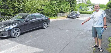  ?? FOTO: JENS LINDENMÜLL­ER ?? Rund 4,40 Meter bleiben an dieser Stelle Platz zwischen dem geparkten Auto und dem gegenüberl­iegenden Bordstein. Durchfahrt­sprobleme für Baufahrzeu­ge gab es laut Anwohner Klaus Kilpper in sieben Monaten kein einziges Mal.