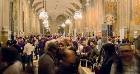  ??  ?? I numeri Le sale restano aperte della 11 alle 20 Saranno presenti 118 espositori tra produttori, consorzi e cantine e seminari e degustazio­ni tematiche All’ingresso un pannello con sculture di terra