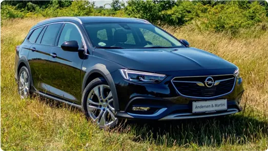  ??  ?? ▲
Denne Insignia Country Tourer er fra 2018, har kørt 23.200 km og koster 339.500 kr. Den står til salg hos Andersen & Martini i Greve.