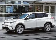  ?? Foto: Toyota ?? Das Ergebnis des 20 jährigen Engagement­s des Hersteller­s Toyota im Segment kompakter SUVs: der RAV4 Hybrid.