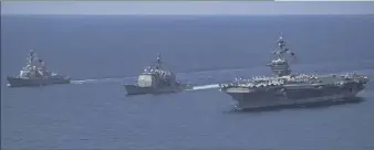  ?? (Photo EPA) ?? Une partie de l’escadre de l’US Navy ici dans l’océan Indien le  avril : (de gauche à droite) le destroyer USS Michael Murphy et le croiseur lance-missiles USS Lake Champlain au côté du porte-avions USS Carl Vinson.