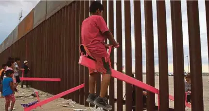  ?? (Foto AFP) ?? Kanak-kanak Mexico bermain di kawasan sempadan dengan AS di Ciudad Juarez, Chihuahua.