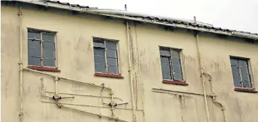  ?? Picture: WERNER HILLS ?? DILAPIDATE­D STATE: Pipes, roofs and guttering of buildings in the Elizabeth Donkin complex are rusted and broken