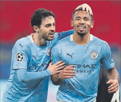  ?? FOTO: AP ?? Bernardo Silva y Gabriel Jesus, autores de los dos tantos del equipo de Guardiola en Budapest