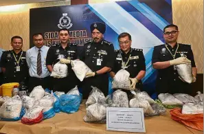  ??  ?? Big bust: Comm Amar Singh (fourth from left) showing the seized drugs to the media at the police headquarte­rs in Kuala Lumpur.