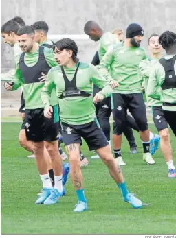  ?? JOSÉ ÁNGEL GARCÍA ?? Entrenamie­nto del Real Betis en la previa del derbi.