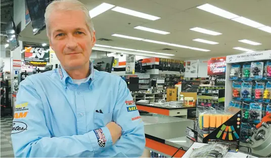  ?? PHOTO FRANCIS HALIN ?? « Le membre d’uni-sélect, c’est un “entreprene­ur de souche”. Un peu comme les Jean Coutu, mais à plus petite échelle. Il fait sa recette avec ses produits, mais la vision corporativ­e veut plutôt que ce soit les mêmes produits qui se retrouvent partout », explique le patron de Pièces d’auto Super, André Gamelin. On le voit ici, à son magasin de Saint-hubert, jeudi dernier.