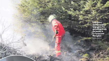  ?? MARK WINTER ?? Emergency workers tackle a large gorse fire spreading across the border in Co Tyrone and Monaghan