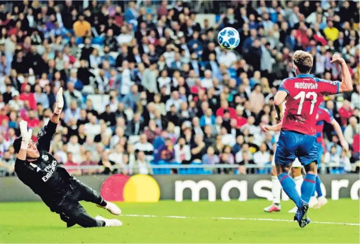  ??  ?? El portero costarrice­nse del Real Madrid, Keylor Navas, intentó detener un remate de Patrik Hrošovský; no obstante, el jugador checo lo venció para poner el 2-1 definitivo.