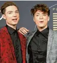  ?? Fotos: Axel Heimken, Maurizio Gambarini, dpa ?? Millionen Menschen kennen die Zwillingsp­aare Lisa und Lena und „Die Lochis“Heiko und Roman und interessie­ren sich dafür, was diese „Influencer“tun. Manche Inter netstars machen in ihren Filmen auch Werbung. Dabei müssen sie sich aber an Re geln halten.