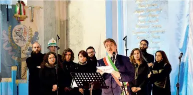  ??  ?? Il Pantheon Due immagini della cerimonia di ieri per inserire Gino Corioni, indimentic­ato presidente del Brescia Calcio, la cantante lirica Daniela Dessì e Alberto Folonari, uomo di banca, d’impresa e di cultura, nel famedio cittadino. Sono loro tre i...