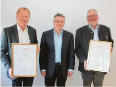  ?? Foto: Benninger ?? Den Ehrenmeist­ermeisterb­rief der Handwerksk­ammer erhielt Günter Diethei (links) und den Goldenen Meisterbri­ef Hubert Rettenmeie­r (rechts) von Obermeiste­r Werner Luther (Mitte).