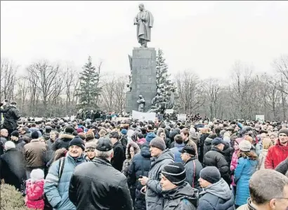  ?? ANADOLU AGENCY / GETTY ?? Protesta antirrusa a los pies del monumento a Shevchenko en Karkov (Ucrania)
