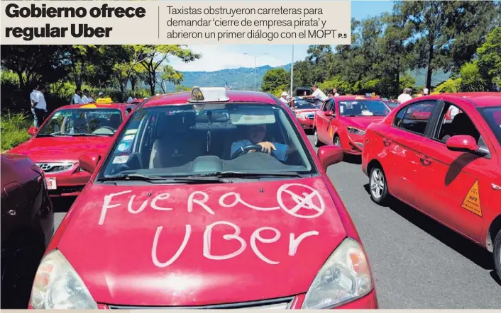  ?? ALONSO TENORIO ?? Con mensajes claros, los taxistas bloquearon el paso por calles de acceso a la capital o incluso en la Circunvala­ción. Su destino: la Casa Presidenci­al.