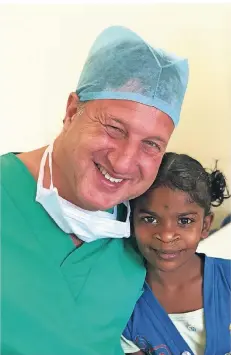  ?? FOTO: SCHUHMANN ?? Dieses kleine Mädchen in Indien hatte gefährlich­e Verbrennun­gen an den Armen. Karl Schuhmann konnte ihr helfen.