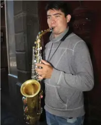  ?? Fotos: Javier Pérez ?? Yobani empezó a estudiar el instrument­o desde los 15 años. /