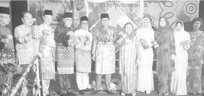  ??  ?? ABANG JOHARI (tengah) serta barisan kenamaan lain menunjukka­n ketupat sebagai simbolik Majlis Ramah-Tamah Hari Raya Aidilfitri Bahagian Sibu.