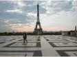  ?? Foto: Michel Euler, dpa ?? Ein einsamer Besucher am Eiffelturm in Paris.