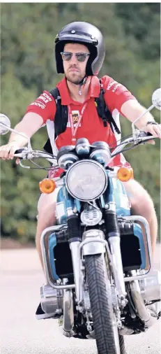  ?? FOTO: IMAGO IMAGES ?? Abwechslun­g auf zwei Rädern: Sebastian Vettel fährt mit dem Motorrad zum ersten Training des Großen Preises von Frankreich.