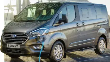  ??  ?? Il Ford Transit e il Tourneo Custom Plug-In Hybrid hanno 500 km di autonomia complessiv­a