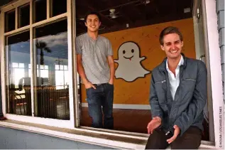  ??  ?? Jóvenes, ricos y poderosos. Bobby Murphy –izquierda– y Evan Spiegel, dos de los fundadores de la pujante red social Snapchat, posan en las oficinas de su firma en California. Han pasado de desconocid­os a multimillo­narios, como le sucedió antes a Mark...