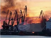  ?? ?? ■ Un buque de guerra quedó dañado tras un ataque ucraniano en el puerto de Feodosia, en la Crimea ocupada por Rusia.