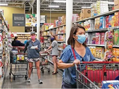  ?? Kristi Nix / Staff photograph­er ?? Shoppers at a Sugar Land H-E-B wore face masks in April after new recommenda­tions from the Centers for Disease Control and Prevention. H-E-B no longer requires its customers to wear masks.