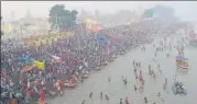  ?? HY ?? ■
Lakh of devotees turned up in Ayodhya on Tuesday to take part in ‘Chaudah (14) Koshi Parikrama.’ The parikrama, which started on Tuesday, will end at around 8.12 am on Wednesday.