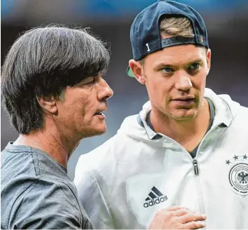  ??  ?? Joachim Löw hat Manuel Neuer eine Einsatzgar­antie ausgestell­t. Und das, obwohl der Torwart das letzte Mal im September 2017 ein Spiel absolviert hat.
