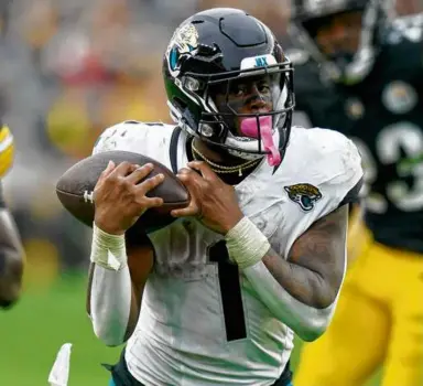  ?? MATT FREED/ASSOCIATED PRESS ?? Running back Travis Etienne Jr. hauled in a 56-yard reception for a touchdown late in the third quarter that gave the Jaguars a 14-point cushion against the Steelers.