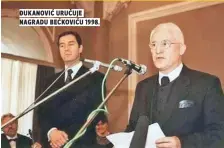  ??  ?? đukanović uručuje nagradu bećkoviću 1998.