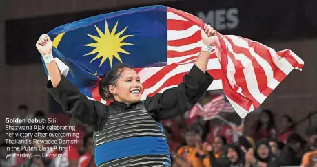  ?? — Bernama ?? Golden debut: Siti Shazwana Ajak celebratin­g her victory after overcoming Thailand’s Rewadee Damsri in the Puteri Class A final yesterday.