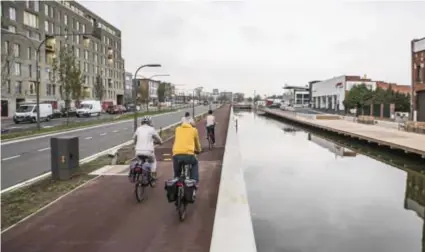  ?? FOTO DIRK KERSTENS ?? De IJzerlaan zoals ze er nu uitziet: fietspaden, nieuwe rijvakken voor auto’s en een waterloop.