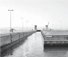  ??  ?? Esclusa de navegación de Yacyretá, la puerta de entrada y salida a la navegación aguas abajo de Itaipú.