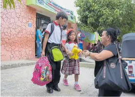  ?? JESúS RICO ?? Una madre de familia recoge a sus niños en la puerta de un colegio en Soledad.