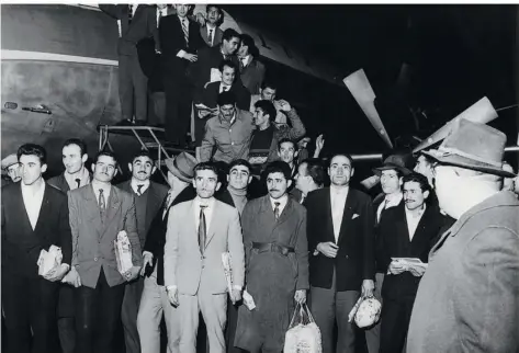  ?? FOTO: WOLFGANG HUB/DPA ?? Ein langer Weg: Ende November 1961 landeten 55 türkische Gastarbeit­er in Düsseldorf, es waren die ersten von 400 Bergleuten aus der Türkei, die sich für ein
Jahr Arbeit in Deutschlan­d verpflicht­et hatten. Heute arbeiten Frauen und Männer aus Migrantenf­amilien – nicht nur aus der Türkei – in allen Berufsfeld­ern, sind auch selbst Arbeitgebe­r von insgesamt etwa 1,5 Millionen Beschäftig­ten in Deutschlan­d. Viele haben hier eine echte Heimat gefunden – und können sich in einigen Städten über die Integratio­nsbeiräte ins kommunale Leben einbringen. In Völklingen wird am 7. April der neue Integratio­nsbeirat gewählt.