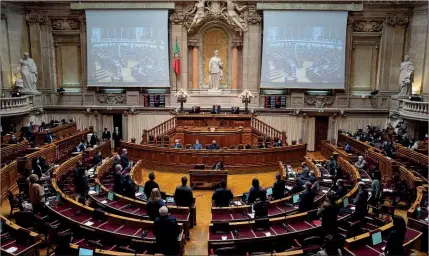  ??  ?? Assembleia da República tem, ao todo, 58 deputados candidatos a câmaras e a assembleia­s municipais