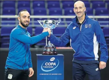  ??  ?? FRENTE
FRENTE. Ricardinho
Javi Eseverri se saludan delante del trofeo de la Copa de España.