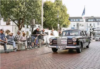  ?? RP-FOTO: JÜRGEN LAASER ?? Impression vom Start zur Oldtimer-Rallye auf dem Erkelenzer Markt – hier macht sich gerade ein Mercedes DB 220 D, Baujahr 1966, auf die 130 Kilometer lange Strecke.