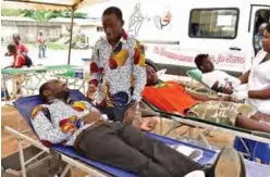  ??  ?? Twin brothers Jean-Luc (right) and Jean-Paul Seh take part in a blood donation operation organized by Jumeaux et Plus (Twins and more) associatio­n.