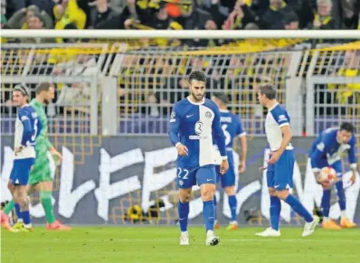  ?? FRIEDEMANN VOGEL (EFE) ?? Los jugadores del Atlético se lamentan tras uno de los goles del Dortmund.