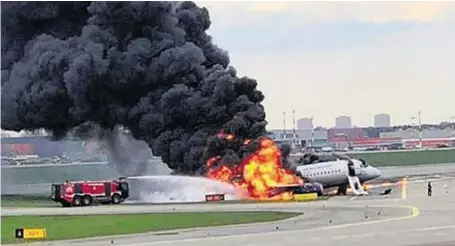  ??  ?? Der Suchoi Superjet 100 der Aeroflot stand bereits während des Landeanflu­gs auf den Flughafen Moskau-Scheremetj­ewo in Flammen.