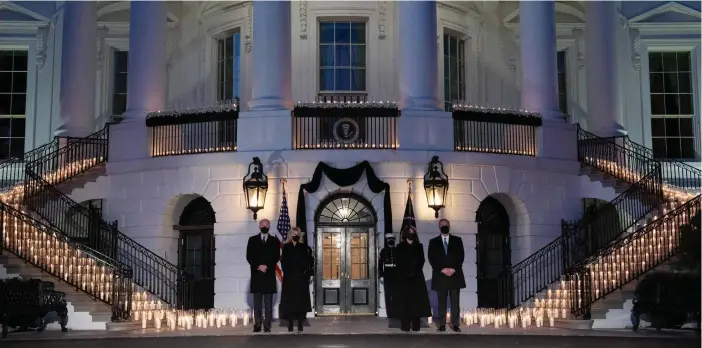  ?? FOTO: SAUL LOEB/LEHTIKUVA-AFP ?? President Joe Biden, hans fru Jill Biden, vicepresid­ent Kamala Harris och hennes man Doug Emhoff deltog i en ceremoni vid Vita huset.